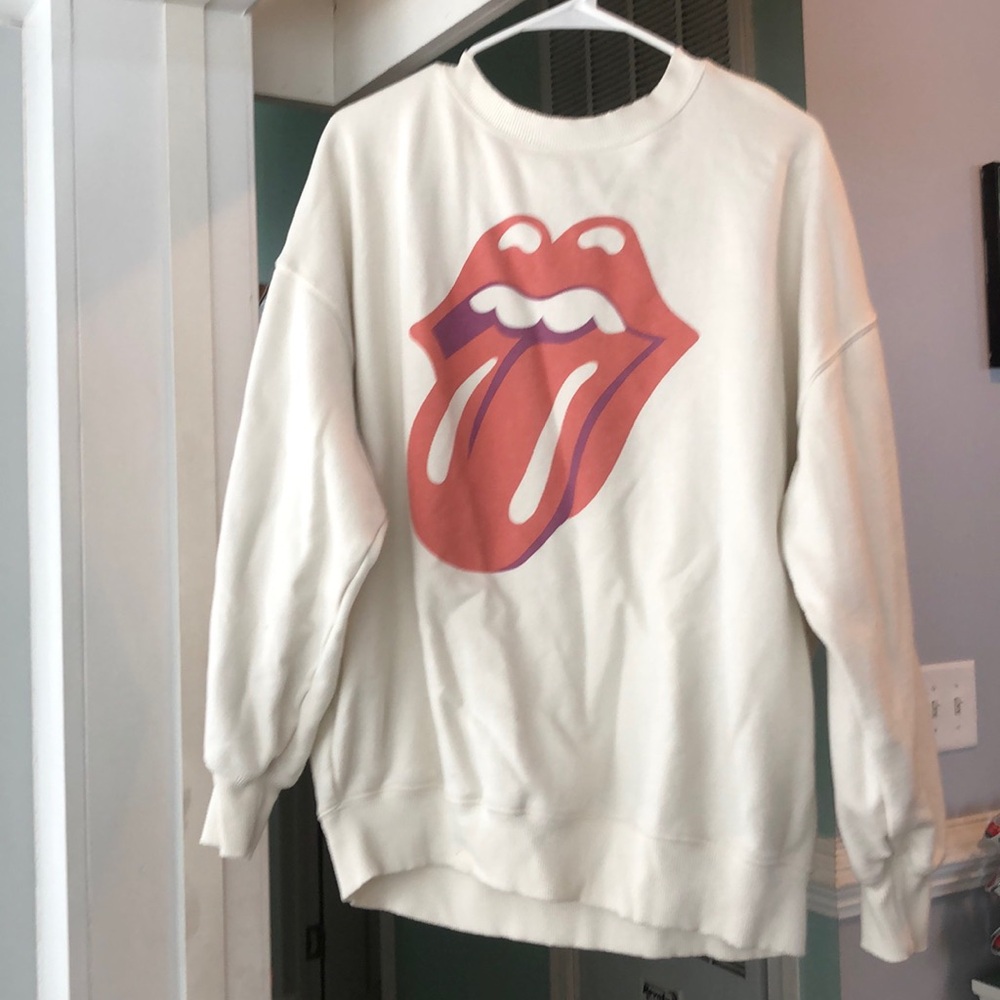 Woman’s American Eagle sweatshirt